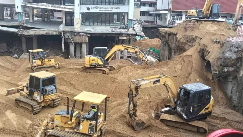 Backhoes level the sand dumped into the sinkhole next to the damaged Samsen police station on Samsen Road, Bangkok, on Wednesday (Oct 15). Photo: MRTA via Bangkok Post
