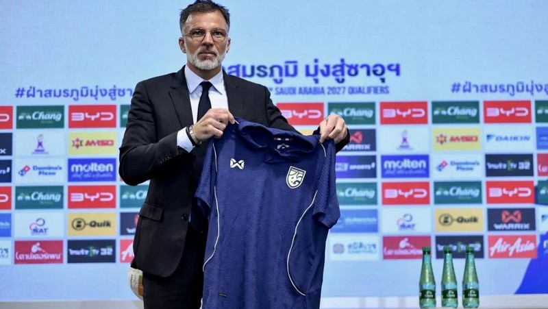 New Thailand head coach Anthony Hudson holds the national team jersey during a press conference on Thursday (Oct 23). Photo: Supplied